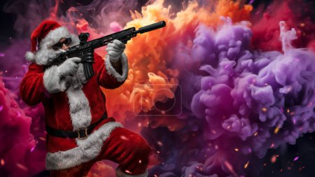 Téléchargez les photos : Un homme habillé comme le Père Noël, visé avec une mitrailleuse, se tient au milieu d'une fumée multicolore brillante provenant d'une grenade à fumée, avec des étincelles colorées volant dans les airs - en image libre de droit