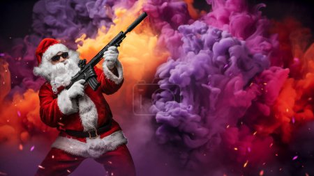 Foto de Un hombre vestido de Santa Claus, apuntando con una ametralladora, se encuentra en medio del humo brillante y multicolor de una granada de humo, con chispas de colores volando en el aire - Imagen libre de derechos