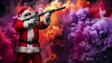Téléchargez les photos : Un homme habillé comme le Père Noël, visé avec une mitrailleuse, se tient au milieu d'une fumée multicolore brillante provenant d'une grenade à fumée, avec des étincelles colorées volant dans les airs - en image libre de droit