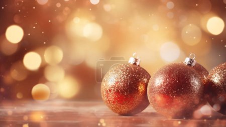 Téléchargez les photos : Gros plan de boules de Noël rouges étincelantes avec des lumières bokeh dorées en arrière-plan - en image libre de droit