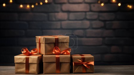 Foto de Cajas de regalo festivas con envoltura dorada y cintas elegantes contra una cálida pared de ladrillo bokeh. - Imagen libre de derechos