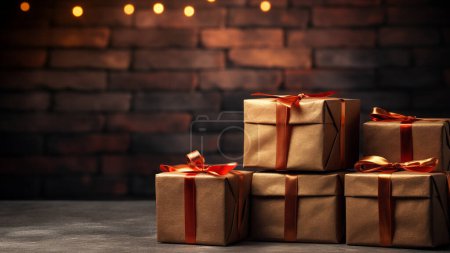 Foto de Múltiples cajas de regalo marrones con cintas naranjas contra una pared de ladrillo bokeh centelleante - Imagen libre de derechos