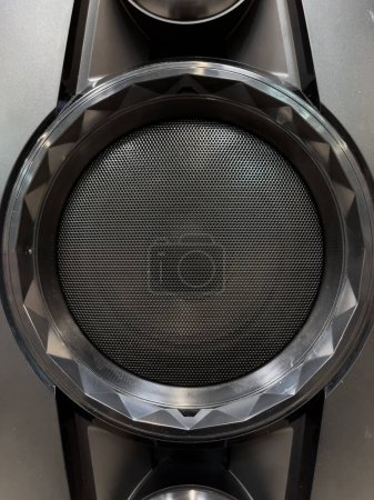 Foto de Primer plano del altavoz estéreo musical con parrilla protectora. Altavoz de audio negro moderno o columna de música para fondo. - Imagen libre de derechos