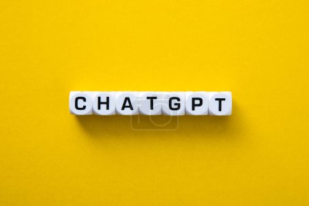 ChatGPT Word auf gelbem Hintergrund.