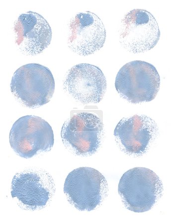 Téléchargez les photos : Impressions texturées bleu-rose-blanc artistiques avec peintures acryliques sur fond blanc avec peintures acryliques - en image libre de droit