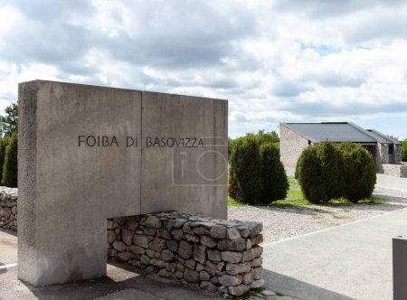 Foibe di Basovizza. Gedenkstätte in einer der Dolinen, auf italienisch Foibe genannt, die für die Entsorgung der Leichen jener verwendet wurde, die bei den Massakern der jugoslawischen Partisanen am Ende des Zweiten Weltkriegs in Triest getötet wurden. Italien