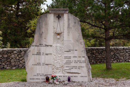 Foibe di Basovizza. Gedenkstätte in einer der Dolinen, auf italienisch Foibe genannt, die für die Entsorgung der Leichen jener verwendet wurde, die bei den Massakern der jugoslawischen Partisanen am Ende des Zweiten Weltkriegs in Triest getötet wurden. Italien