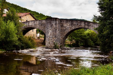 Foto de Vista del puente llamado Puente de la Rabia a lo largo del Camino de Santiago Camino de Santiago - Imagen libre de derechos