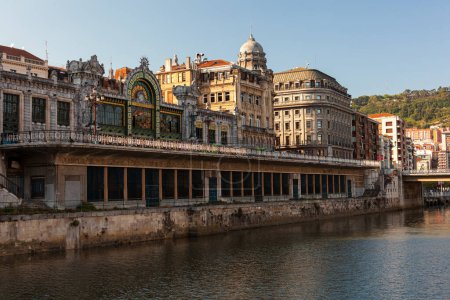 Foto de Bilbao, España - 02 de agosto de 2022: Vista de la estación de tren de La Concordia junto al río Nervión y - Imagen libre de derechos