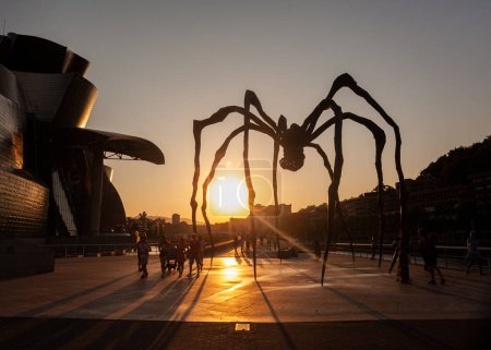 Téléchargez les photos : Bilbao, Espagne - 02 août 2022 : L'Araignée, sculpture de Louise Bourgeois intitulée Mamam à côté du Musée Guggenheim au coucher du soleil - en image libre de droit