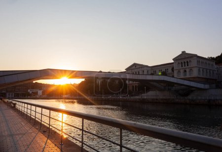 Téléchargez les photos : Bilbao, Espagne - 02 août 2022 : Vue du pont Pedro Arrupe Zubia au coucher du soleil - en image libre de droit