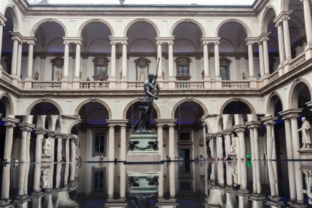 Téléchargez les photos : Milan, Italie - 21 mai 2023 : installation de Health Through Water par Grohe Spa, dans la cour de la Pinacothèque de Brera pendant le Salone del Mobile - en image libre de droit