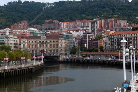 Foto de Bilbao, España - 03 de agosto de 2022: La entrada del Teatro Arriaga o Teatro Arriaga o antzokia es un edificio de ópera en Bilbao, País Vasco en el norte de España - Imagen libre de derechos