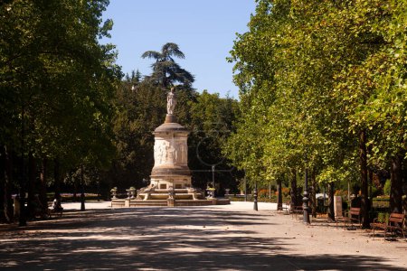 Blick auf die dem Tenor Julian Gayarre geweihte Statue in Pamplona, Spanien