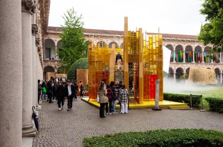 Téléchargez les photos : Milan, Italie - 21 avril 2023 : MAD Architects, dirigé par Ma Yansong, a présenté l'installation Momentum in the Fuorisalone of Milan Design Week 2023, en collaboration avec Interni et AXA IM ALTS - en image libre de droit