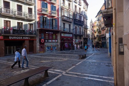 Foto de Pamplona, España - 31 de julio: Vista de la antigua calle a primera hora de la mañana - Imagen libre de derechos