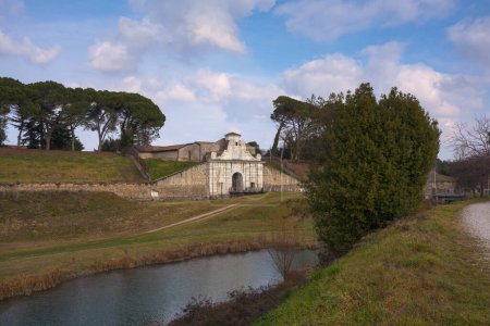Foto de Vista de las murallas y la Porta Aquileia también llamada Porta Marittima, la puerta sur de la estrella italiana en forma de Palmanova, Italia - Imagen libre de derechos