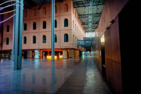 Téléchargez les photos : Bilbao, Espagne - 4 août 2022 : Azkuna Zentroa, basque pour le Centre Azkuna, anciennement connu sous le nom d'Alhondiga Bilbao est un lieu polyvalent conçu par Philippe Starck - en image libre de droit