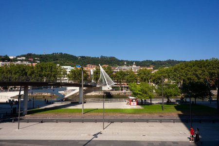 Foto de Bilbao, España - 02 de agosto de 2022: Vista del puente de Zubizuri - Imagen libre de derechos