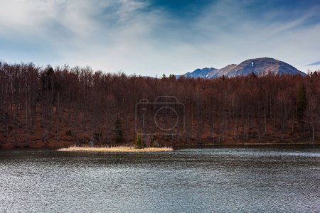 Foto de Vista panorámica del lago Pranda, parte de los lagos Cerretani en Reggio Emilia - Imagen libre de derechos
