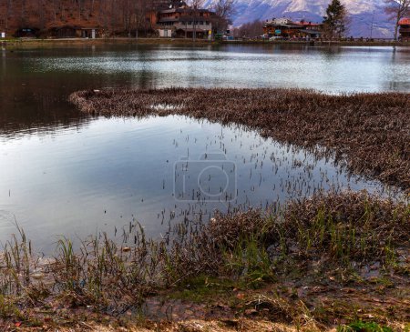 Foto de Vista panorámica de la aldea del lago Cerretano de la Municipalidad de Ventasso y es una conocida estación de esquí situada dentro del Parque Nacional de los Apeninos Toscano-Emilianos - Imagen libre de derechos
