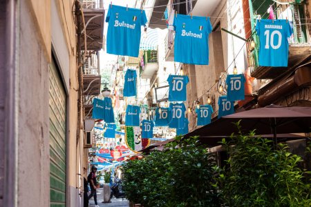 Foto de Nápoles, Italia - 16 de junio de 2023: Campeones de Nápoles de Italia, Camisetas y banderas de celebración azul y blanca en las calles del centro de Nápoles, Italia - Imagen libre de derechos