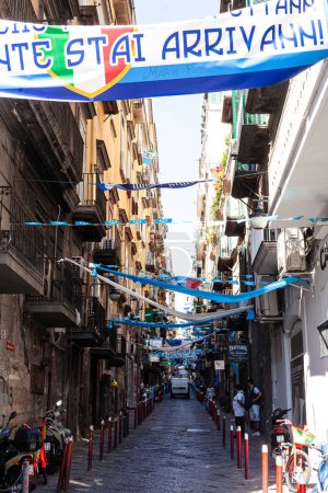 Foto de Nápoles, Italia - 16 de junio de 2023: Campeones de Nápoles de Italia, Cintas y banderas de celebración azul y blanca en las calles del centro de Nápoles, Italia - Imagen libre de derechos