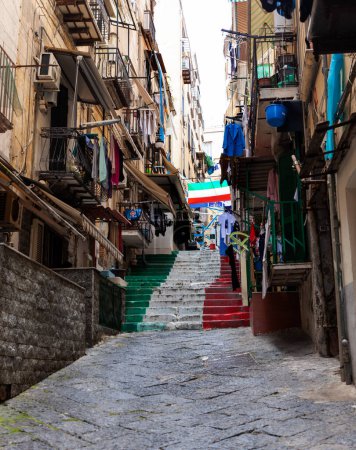 Foto de La escalera del Barrio Español en Nápoles pintada en verde, blanco y rojo, los colores de la bandera italiana, en honor al tercer campeonato de la Serie A de Napoli ganado en 2023 - Imagen libre de derechos