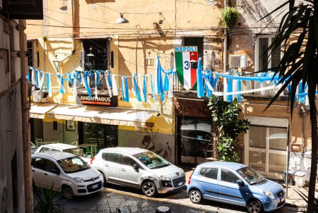 Foto de Nápoles, Italia - 16 de junio de 2023: Campeones de Nápoles de Italia, Cintas y banderas de celebración azul y blanca en las calles del centro de Nápoles, Italia - Imagen libre de derechos