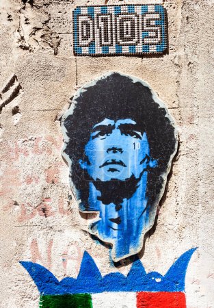 Foto de Nápoles, Italia - 16 de junio de 2023: Un arte fan de la plantilla sobre Diego Armando Maradona en la calle de Nápoles - Imagen libre de derechos