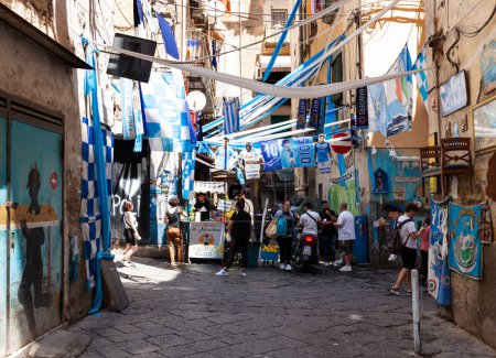 Foto de Nápoles, Italia - 16 de junio de 2023: Decoraciones en las calles de Quartieri Spagnoli celebran la victoria del campeonato de fútbol del equipo Napoli. Banners, banderas y carteles con fotos de los ídolos de los fans. - Imagen libre de derechos
