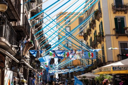 Foto de Nápoles, Italia - 16 de junio de 2023: Campeones de Nápoles de Italia, Cintas y banderas de celebración azul y blanca en la calle de Spaccanapoli en el centro de la ciudad de Nápoles - Imagen libre de derechos