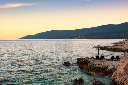 Wunderschöner Strand von Rabac bei Sonnenuntergang, südöstlich von Labin, in Istrien. Rabac war lange Zeit ein kleiner Fischerhafen und hat sich in den letzten Jahren zu einem Kurort entwickelt. Kroatien