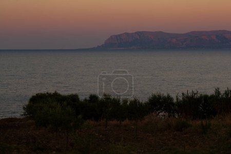 Photo panoramique. Coucher de soleil sur la baie paradisiaque de la Méditerranée près de Scopello, Sicile, Italie