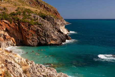 Paradiesischer leerer Strand und türkisfarbenes Meer namens "Cala Capreria" im Naturschutzgebiet Zingaro auf Italienisch Riserva dello Zingaro, Scopello, Sizilien, Mittelmeer, Italien