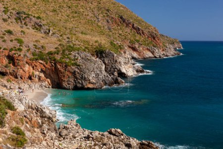 Paradis plage vide sans personne et mer turquoise nommée "Cala Capreria" à la réserve naturelle de Zingaro en italien appelé Riserva dello Zingaro, Scopello, Sicile, Méditerranée, Italie.
