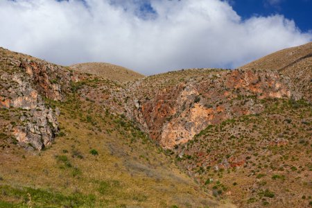 Foto de Foto del panorama visible desde la reserva natural de Zingaro, Sicilia, Italia. Paisaje siciliano. Mar y montañas. - Imagen libre de derechos