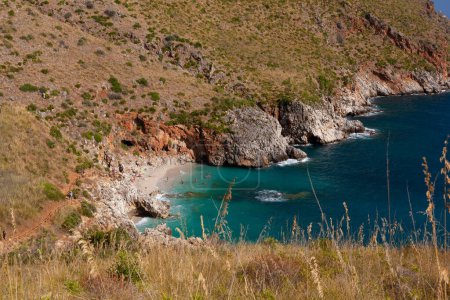 Paradis plage vide sans personne et mer turquoise nommée "Cala Capreria" à la réserve naturelle de Zingaro en italien appelé Riserva dello Zingaro, Scopello, Sicile, Méditerranée, Italie.