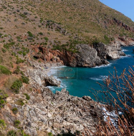 Paradiesischer leerer Strand ohne Menschen und türkisfarbenes Meer namens "Cala Capreria" im Naturschutzgebiet Zingaro auf Italienisch Riserva dello Zingaro, Scopello, Sizilien, Mittelmeer, Italien.