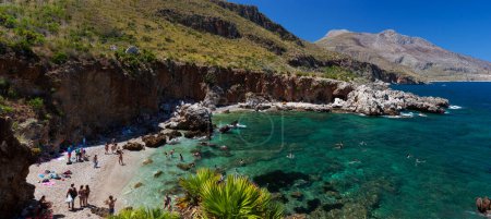 Foto de Scopello, Italia - 30 de julio de 2023: Entrada de Disa en la reserva natural de Zingaro a orillas del Golfo de Castellammare, en la isla de Sicilia - Imagen libre de derechos