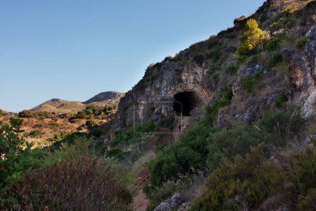 La entrada sur de la Reserva Natural de Zingaro en italiano llamada Riserva dello Zingaro en Sicilia, Italia. La Reserva fue establecida en 1981 y es administrada por los Bosques Estatales de la Región de Sicilia.