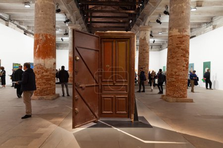 Foto de Venice, Italy - April 17, 2024: Installation by Lydia Ourahmane titled 21 Boulevard mustapha Benboulaid - entrance, exposed at the Arsenale during the 60th International Art exhibition of Venice biennale titled Foreigners Everywhere, Stranieri Ovunqu - Imagen libre de derechos