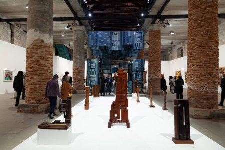 Foto de Venecia, Italia - 17 de abril de 2024: Varias esculturas de Chaouki Choukini expuestas en el Arsenale durante la 60ª exposición internacional de arte de la bienal de Venecia titulada Extranjeros en todas partes, Stranieri Ovunque - Imagen libre de derechos