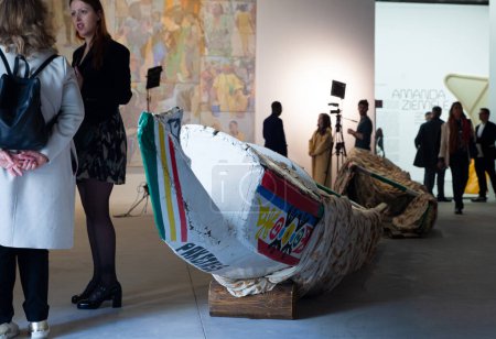 Foto de Venecia, Italia - 18 de abril de 2024: La instalación titulada Bokk - Bounds by Alioune Diagne para el Pabellón de Senegal en el Arsenale durante la 60ª Exposición Internacional de Arte de la Bienal de Venecia - Imagen libre de derechos