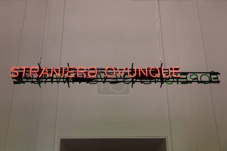 Foto de Venecia, Italia - 18 de abril de 2024: Instalación de Claire Fontaine titulada Extranjeros en Todas Partes / Stranieri Ovunque en la Entrada del Pabellón Central para la 60ª Exposición Internacional de Arte de la Bienal de Venecia - Imagen libre de derechos
