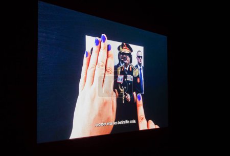 Foto de Venecia, Italia - 18 de abril de 2024: Videoinstalación de Alessandra Ferrini titulada Gaddafi en Roma: Anatomía de una amistad expuesta en el Pabellón Central durante la 60ª Exposición Internacional de Arte de la Bienal de Venecia 2024, titulada Extranjeros en Todas Partes - Imagen libre de derechos