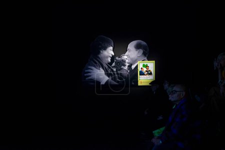 Foto de Venecia, Italia - 18 de abril de 2024: Videoinstalación de Alessandra Ferrini titulada Gaddafi en Roma: Anatomía de una amistad expuesta en el Pabellón Central durante la 60ª Exposición Internacional de Arte de la Bienal de Venecia 2024, titulada Extranjeros en Todas Partes - Imagen libre de derechos