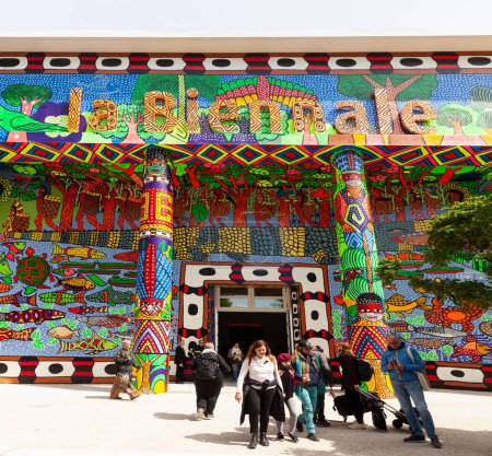 Foto de Venecia, Italia - 19 de abril de 2024: Pabellón Central en la Bienal de Venecia 2024. Mural sobre su fachada por el colectivo brasileño MAHKU, Movimento dos Artistas Huni Kuin - Imagen libre de derechos