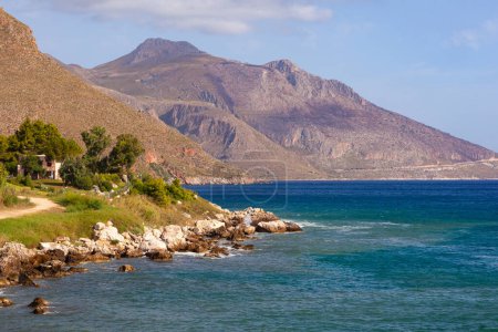 Paraíso con agua azul y la playa con vistas al mar desde costa trail de natural de Zingaro, entre San Vito lo Capo y Scopello, Trapani provincia, Sicilia, Italia.