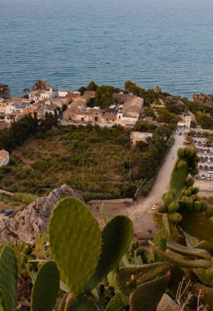 Vista superior de Scopello, pequeña ciudad cerca de Castellammare de Golfo en provincia de Trapani, Sicilia